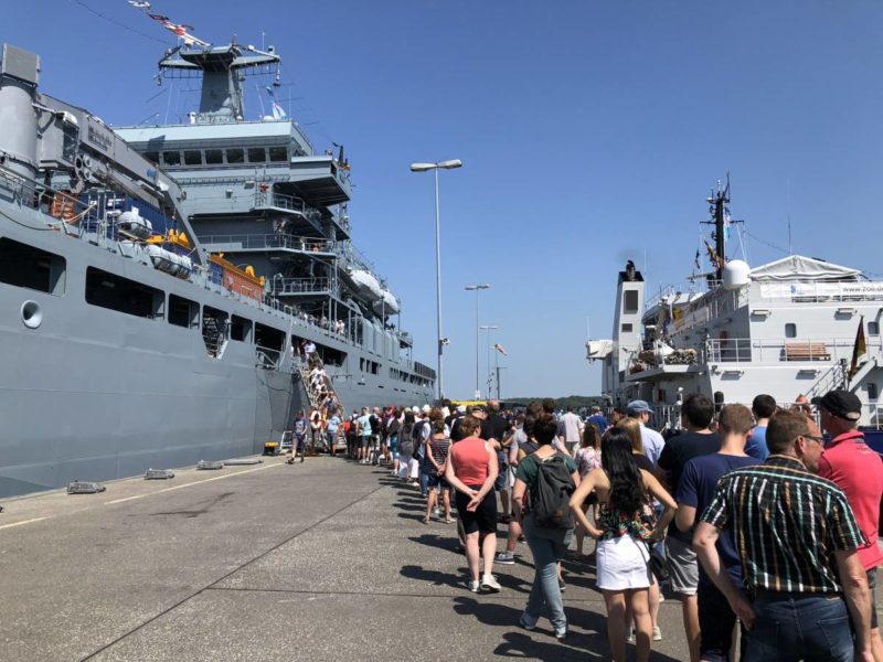 Long lines at the ships at the Open Ship in Tirpitzhafen