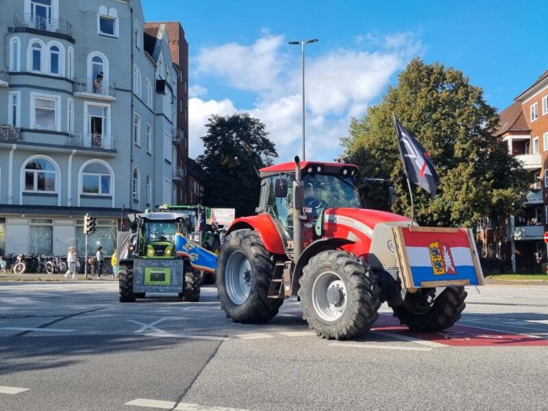 Tractor Demo Kiel 2023 Convoy of tractors Holtenauer Straße
