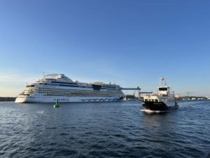 AIDAluna Kreuzfahrtschiff & SFK Fähre MS Schwentinental