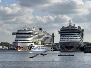 Kreuzfahrtschiffe AIDAprima und AIDAluna Ostseekai Kiel 5.5.2022