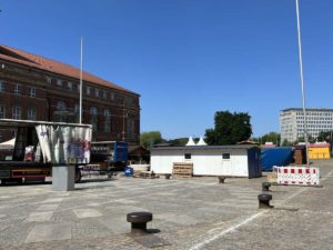 Aufbau Internationaler Markt auf dem Rathausplatz