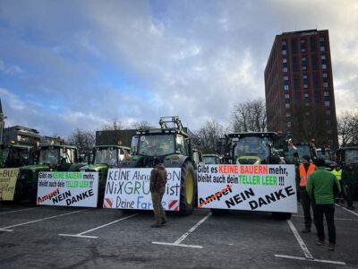Bauern parken mit Treckern auf Exerzierplatz in Kiel