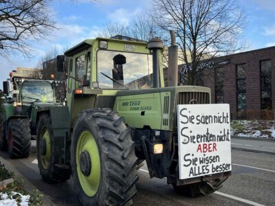 Farmers demo Kiel MB Trac 1300 Turbo