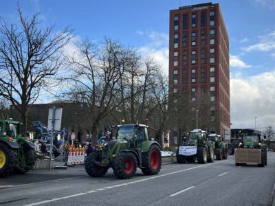 Tractors drive to the Exerzierplatz for the farmers' demonstration in Kiel