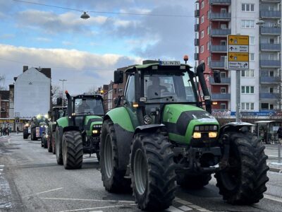 Tractors at the farmers' protest in Kiel on the way to the Exerzierplatz