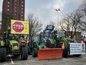 Bauerndemo Kiel 2024 Trecker auf Exerzierplatz