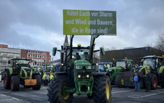 Bauern parken mit Treckern auf Exerzierplatz in Kiel bei Bauernprotest