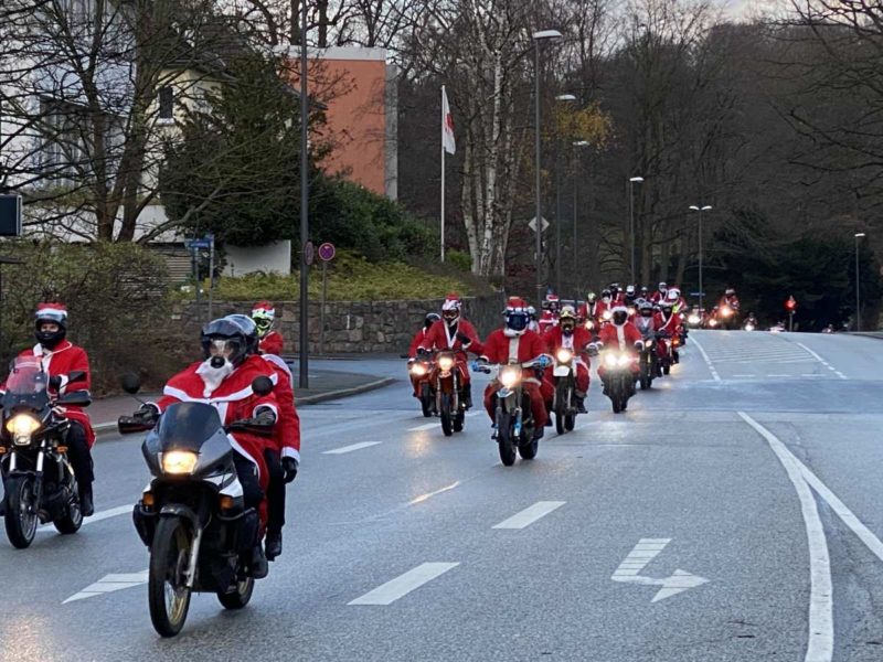X-MAS Ride Kiel Motorradfahrer verkleidet als Weihnachtsmänner