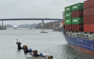 Containerschiff und weitere Schiffe im Nord-Ostsee-Kanal