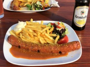 Currywurst mit Pommes und Radler am Surendorfer Strand