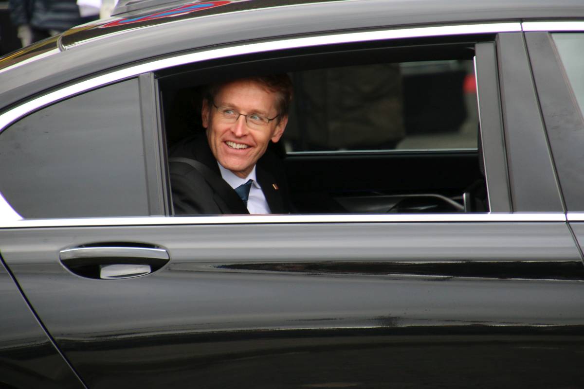 Prime Minister Daniel Günther in the car