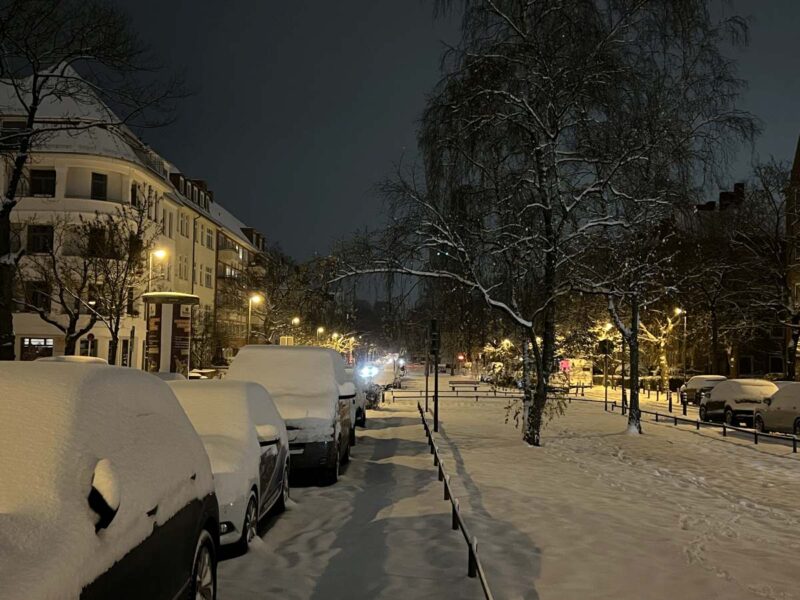 Esmarchstraße parkende Autos am Straßenrand schneebedeckt