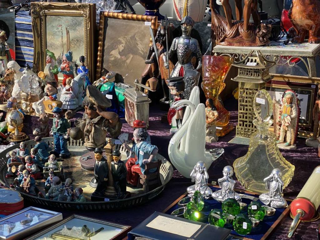 Porzellan und Deko auf dem Flohmarkt