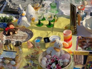 Flohmarkt Stand Deko und Gläser