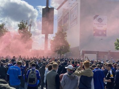 Holstein Kiel - Darmstadt Kieler Fans am Holsteinstadion