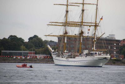 Gorch Fock turns in the Kiel Fjord at the Landeshaus