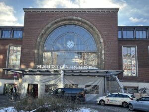 Hauptbahnhof Kiel Zelt am Haupteingang für Public Viewing im Bahnhof