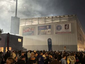 Aufstieg Holstein Kiel Fans am Stadion