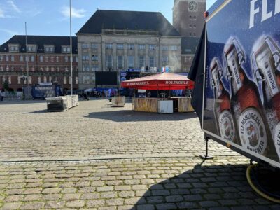 Holstein Kiel Aufstiegsparty Bühnenaufbau Rathausplatz am Sonntag