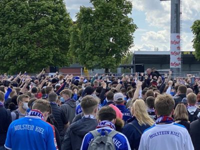 Holstein Kiel Fans am Stadion 23.05.2021