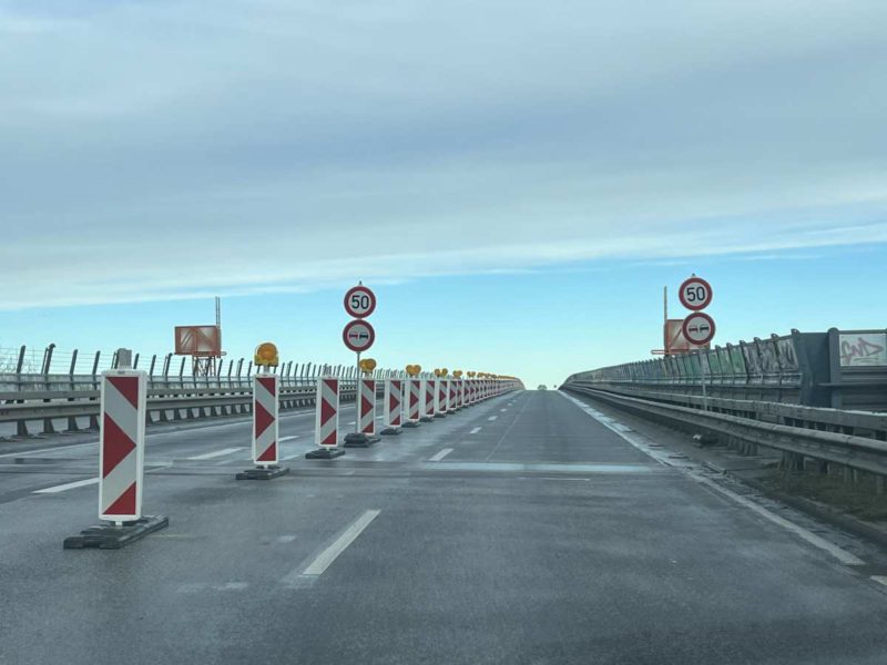 Prinz-Heinrich-Bridge, one lane in each direction, passable