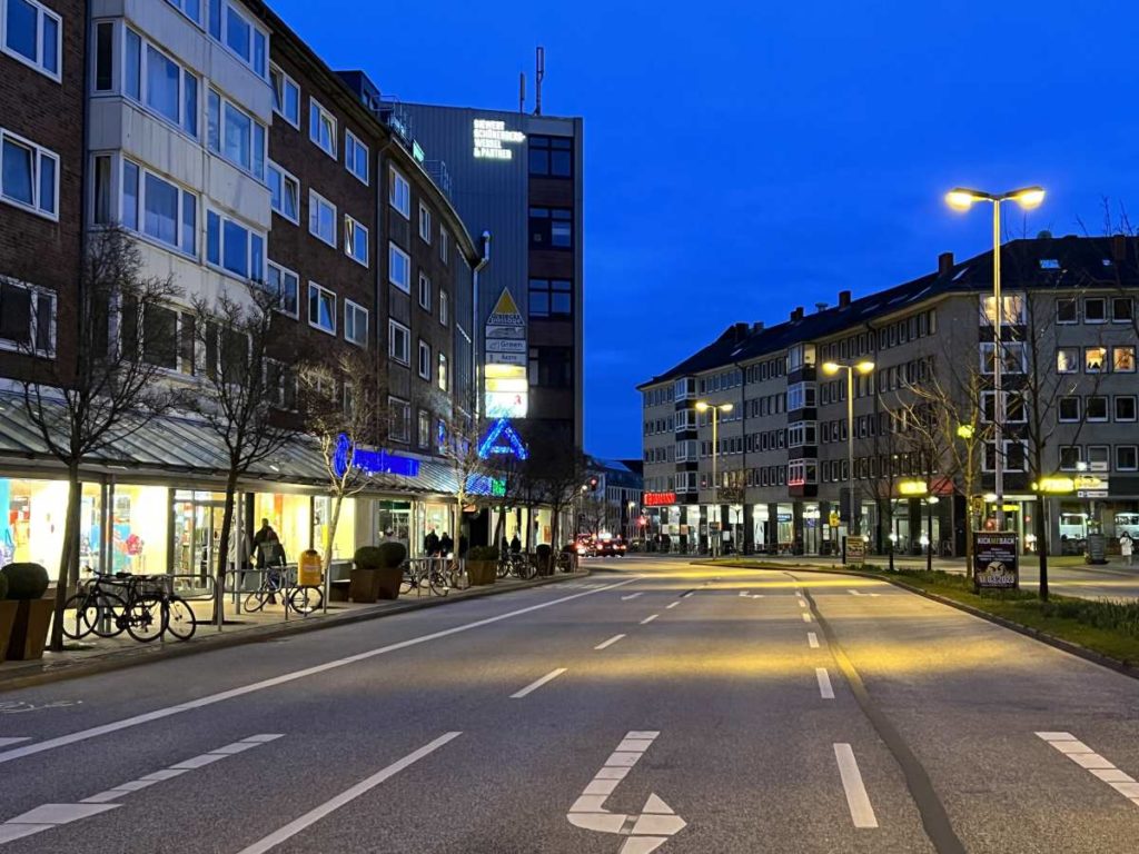 Holtenauer Strasse and Dreiecksplatz in the evening