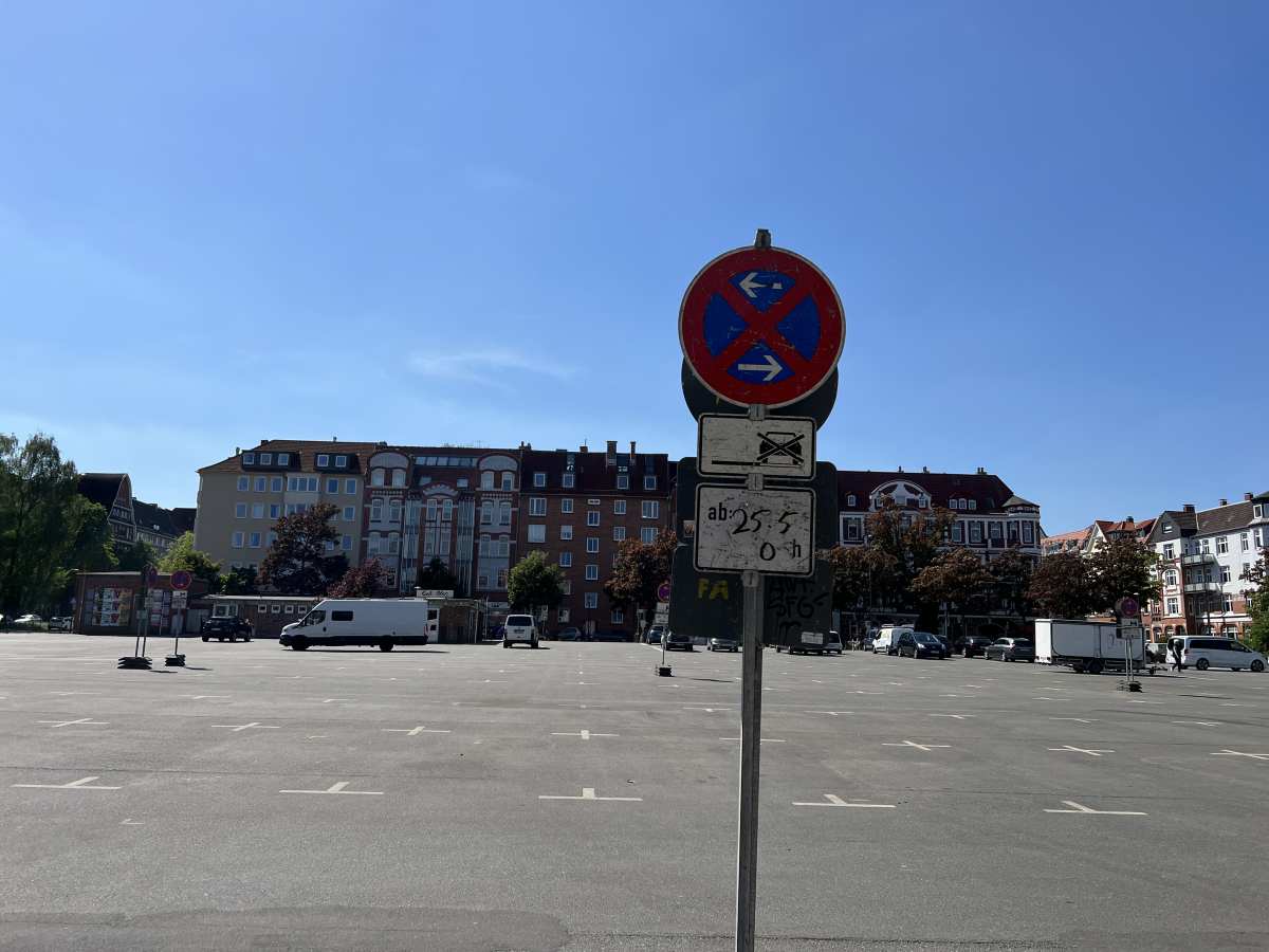 Kiel Blücherplatz Schilder Teilsperrung 25.5.2022 Parkverbot Wochenmarkt