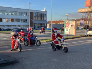 Kiel X-mas Ride Weihnachtsmänner auf Motorrädern Treffpunkt am Konrad-Adenauer-Damm