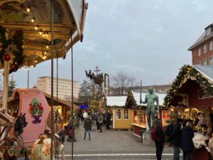 Kieler Weihnachtsdorf Kinderkarussell und Weihnachtskogge