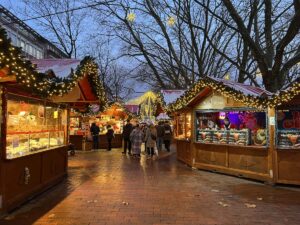 Kieler Weihnachtsmarkt 2023 auf dem Holstenplatz