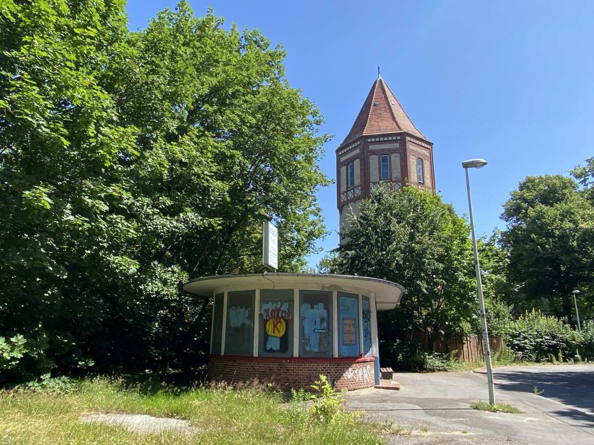 Straßenbahn Wartehaus & Wasserturm Kiel-Wik Herthastraße