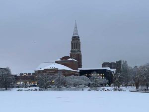 Kieler Rathaus und Kleiner Kiel mit Schnee bedeckt