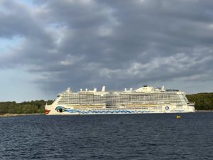Kreuzfahrtschiff AIDAnova verlässt Kiel 20.8.2022