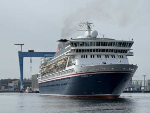 Kreuzfahrtschiff Balmoral dreht in der Kieler Förde
