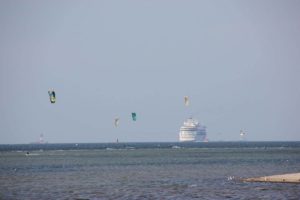 Kreuzfahrtschif & Kitesurfer Strand Laboe