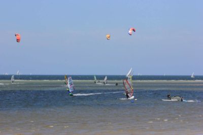Surfers and kitesurfing in Laboe