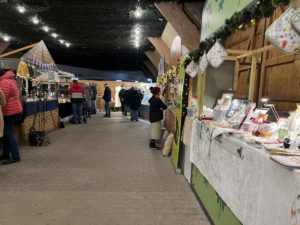 Markthalle mit Ausstellern Weihnachtsmarkt Gut Steinwehr