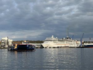 MS Gaarden SFK Kiel Fähre & MSC Preziosa am Ostuferhafen
