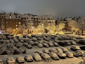 Parkplatz Blücherplatz Autos mit Schnee bedeckt