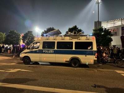 Polizeifahrzeug mit Lautsprechern am Holstein-Stadion
