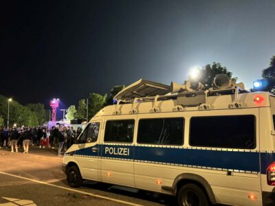 Polizeifahrzeug mit Lautsprechern vor Holstein-Stadion