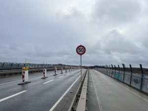 Holtenauer Hochbrücke Baken und Schilder