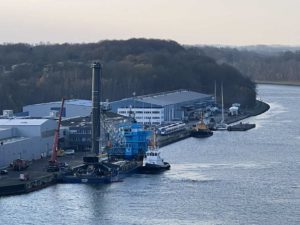 Schlepper sichert Frachtschiff Meri im Nord-Ostsee-Kanal