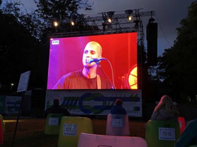 Schlossgarten Kiel Milow Konzert Video-Leinwand Kieler Woche 2020