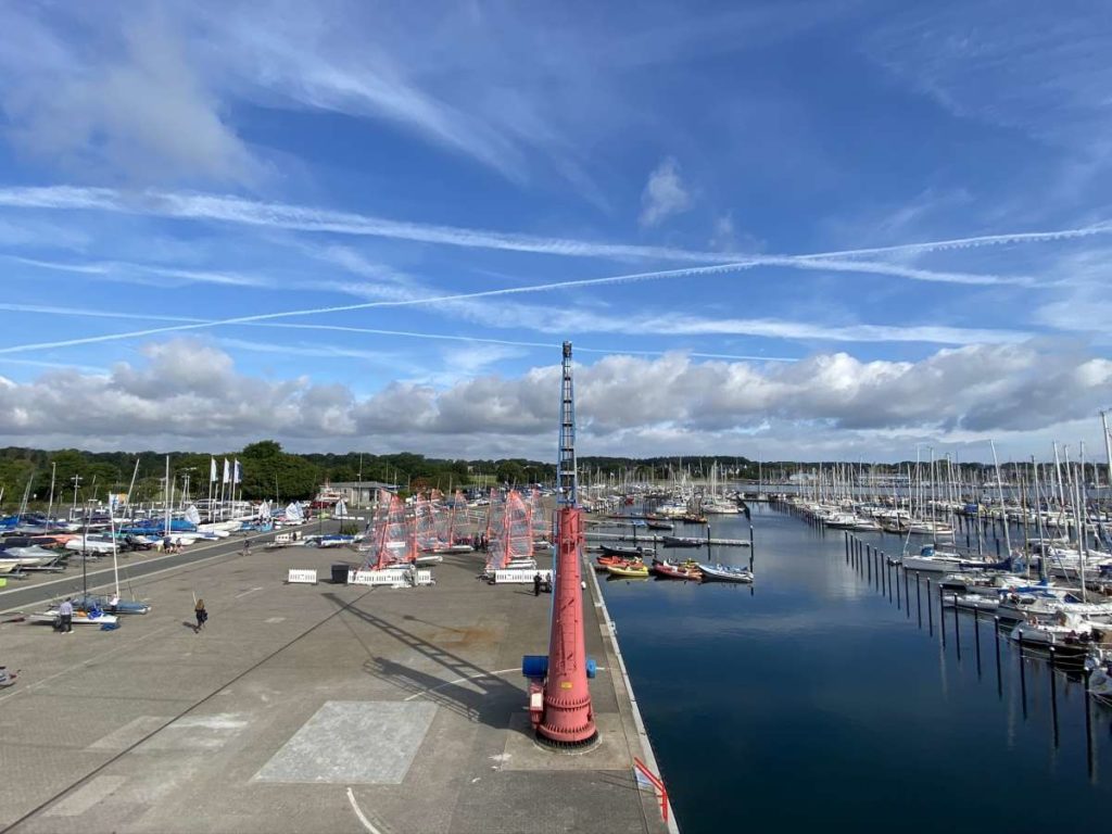 segelboote-schwenkkran-schilksee-hafen | We love Kiel