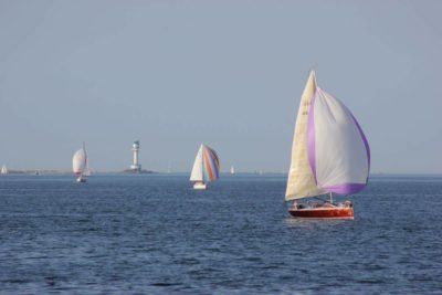 Segelschiffe am Friedrichsorter Leuchtturm in der Förde