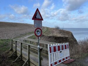 Steilküste in Stohl Absperrung wegen Abbruchgefahr