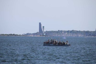 Taucher auf der Seekuh auf dem Weg zum Tauchgang im Scheerhafen Kiel