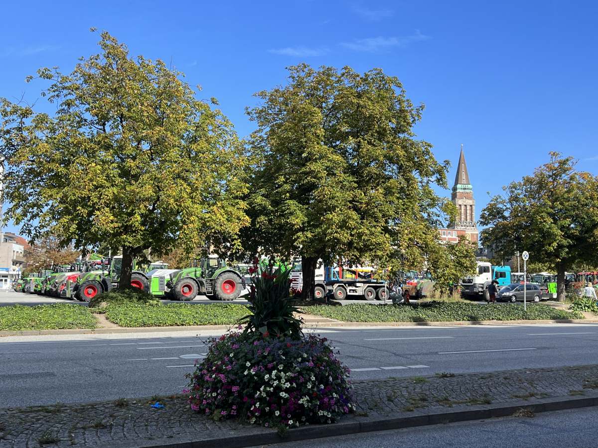 Trecker-Demo Kiel Fahrzeuge der Landwirte parken auf Exerzierplatz