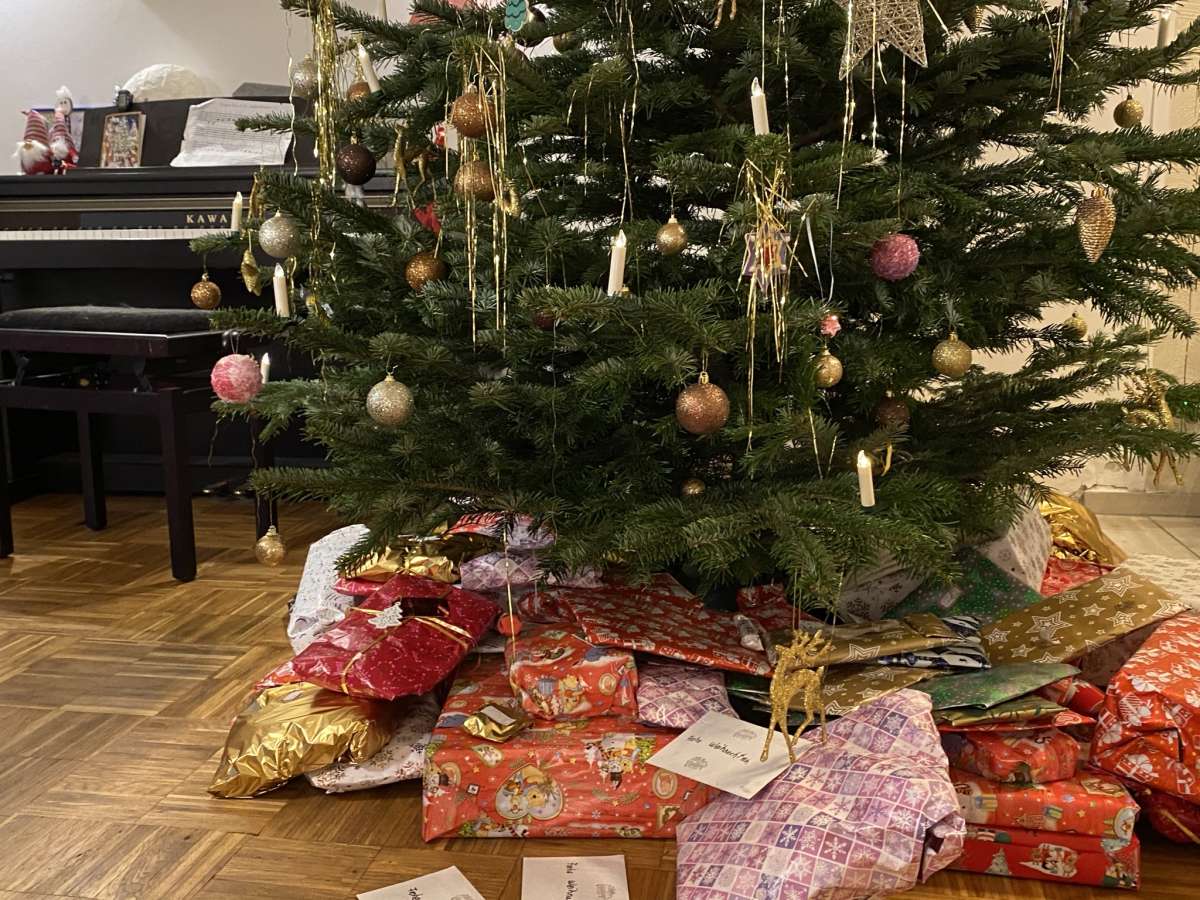 Weihnachten mit Tannenbaum und Geschenken unterm Baum